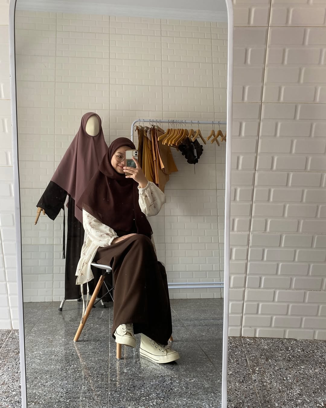 Kiki's mirror selfie sit