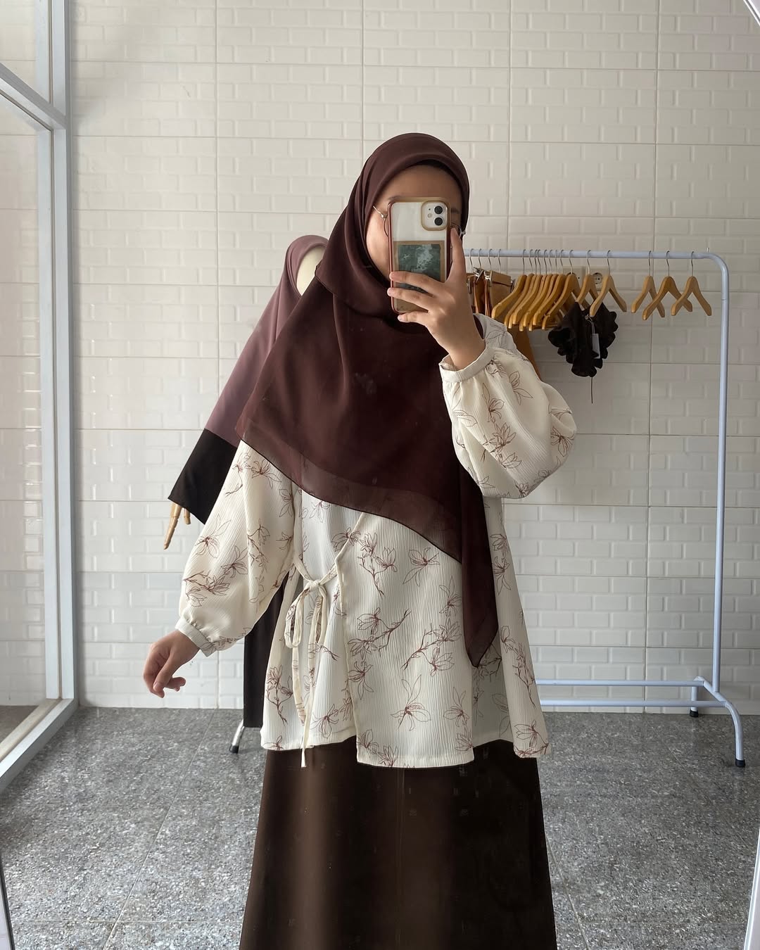 Kiki's mirror selfie stands